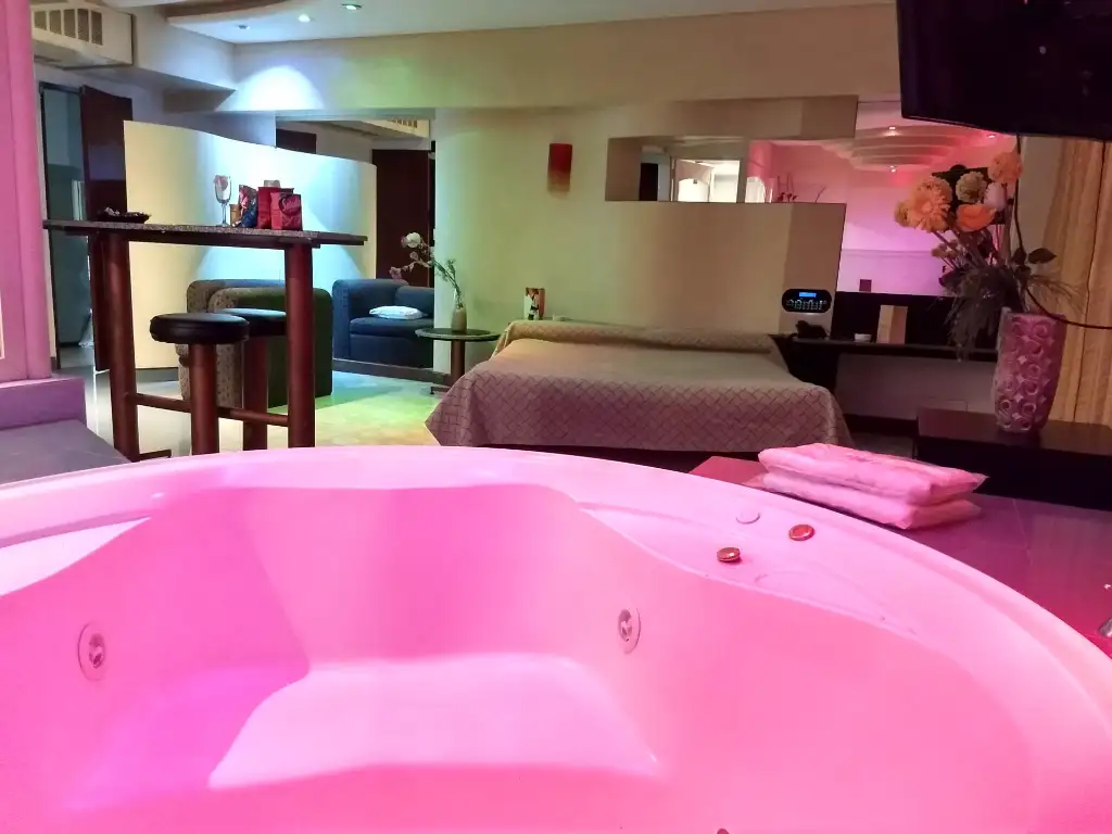 Cochera cerrada y ambiente íntimo en hotel, telo y albergue transitorio Moeris en El Talar