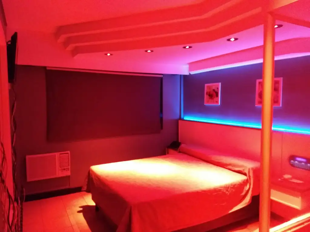 Habitación elegante con TV en telo, hotel y albergue transitorio Moeris en El Talar