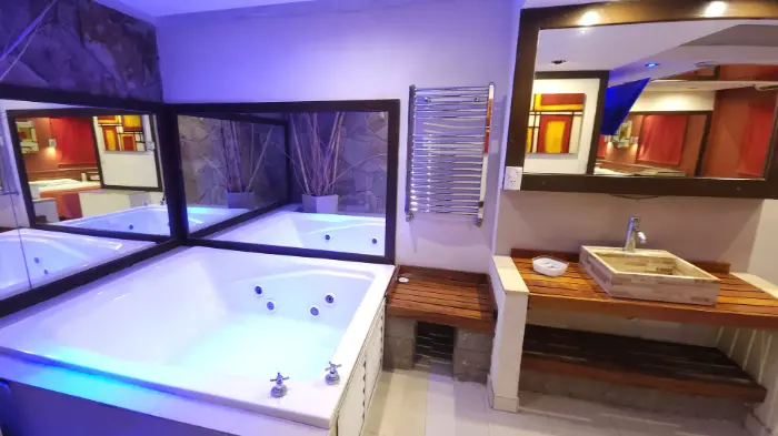 Habitación íntima con cochera privada en Don Torcuato