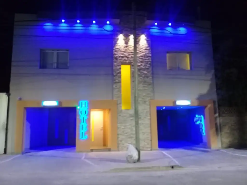 Habitación elegante con TV y air‑conditioner en La Lucila