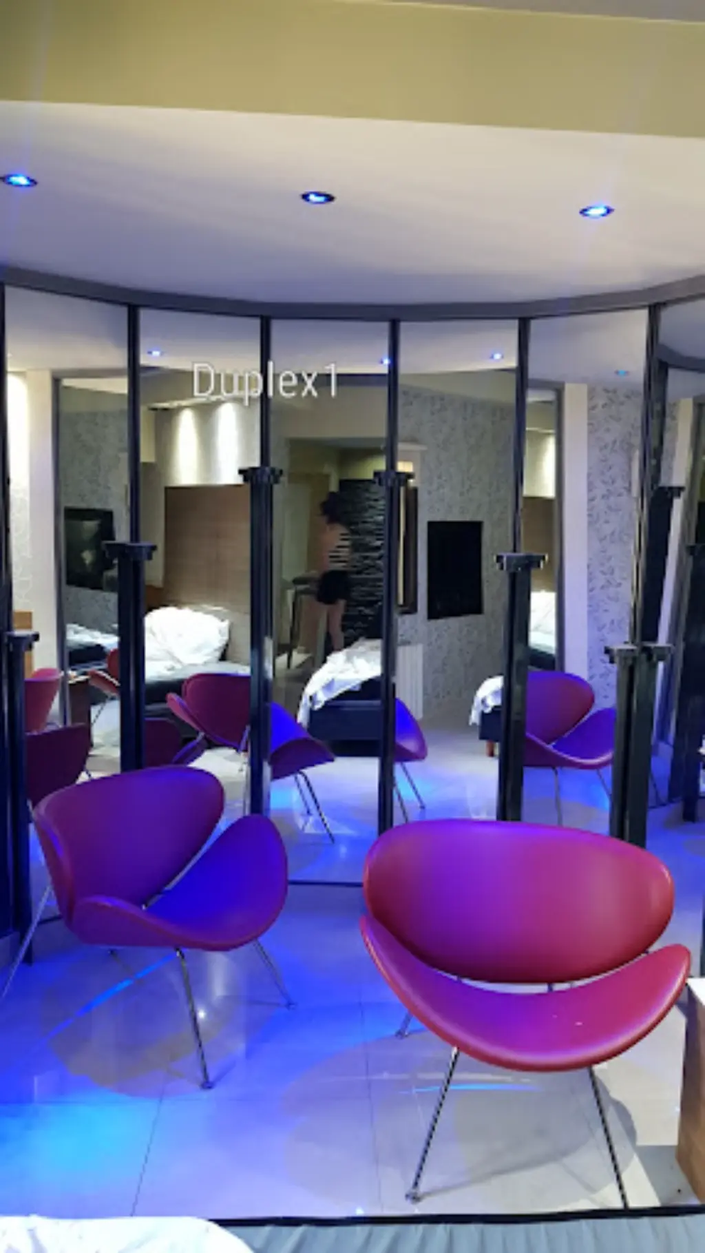 Habitación estándar con iluminación tenue en albergue transitorio en San Fernando