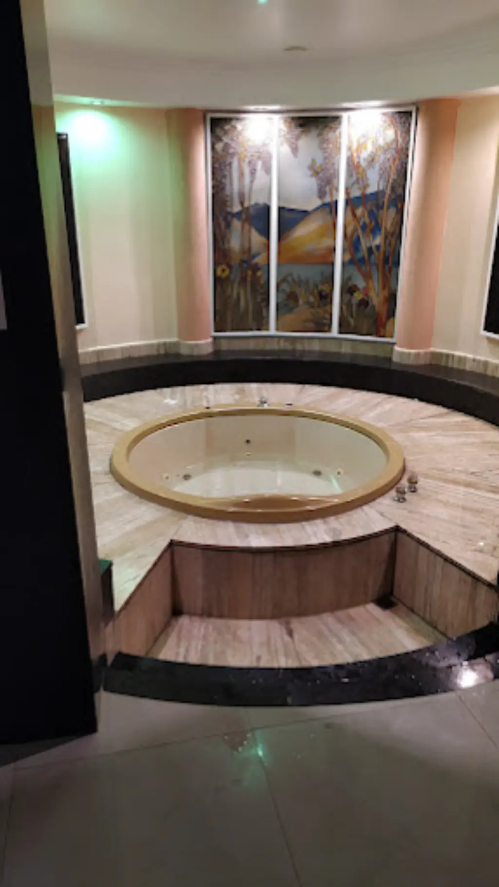 Suite privada con cama queen y decoración rústica en albergue de San Fernando