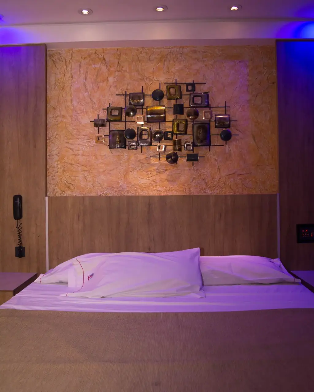 Suite romántica con hidromasaje y espejo en el techo en San Fernando