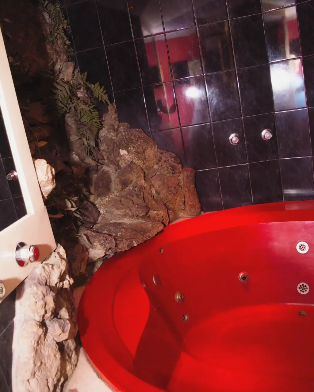 Habitación de lujo con ducha escocesa y decoración minimalista en San Fernando