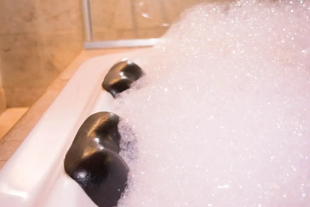 Suite temática con luces LED y cama redonda en albergue de San Fernando