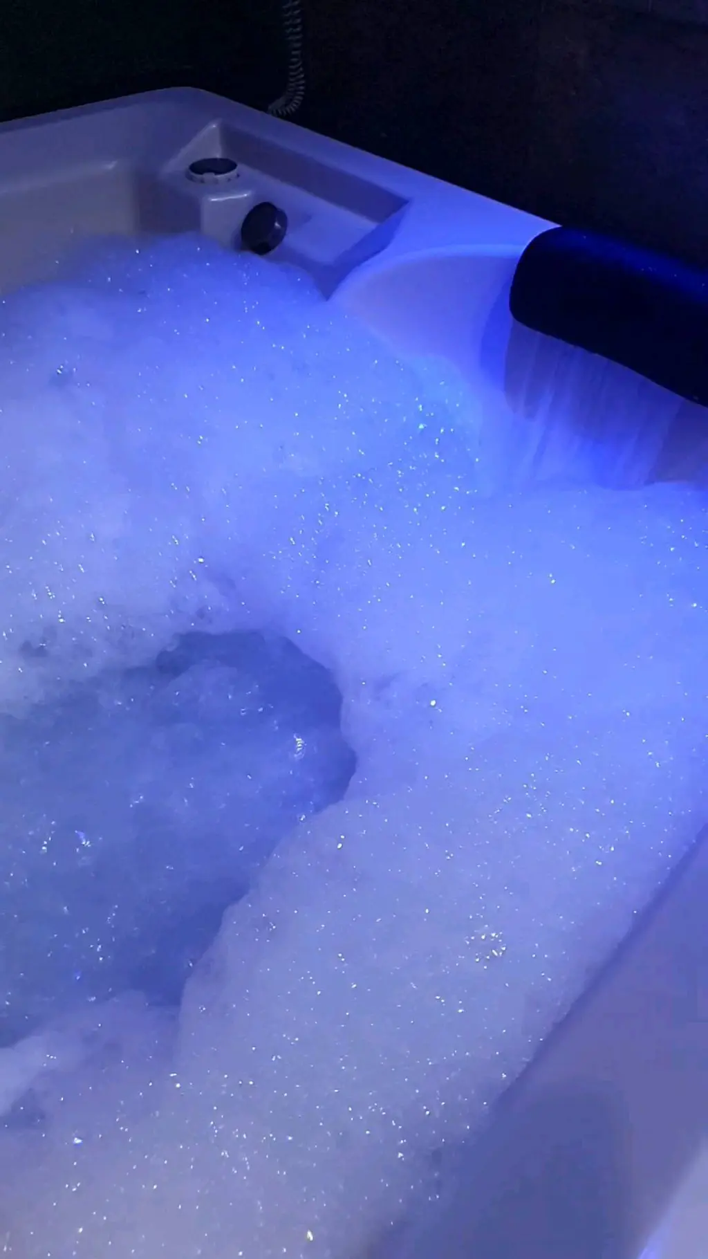 Suite exclusiva con iluminación LED y detalles en mármol en San Fernando