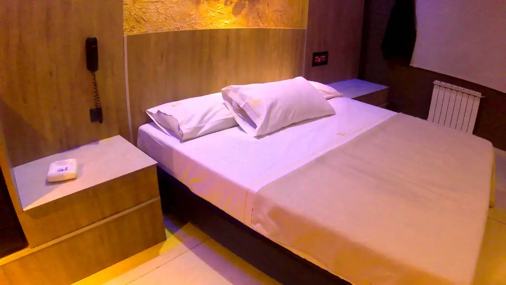 Habitación con decoración temática oriental y cama king en San Fernando