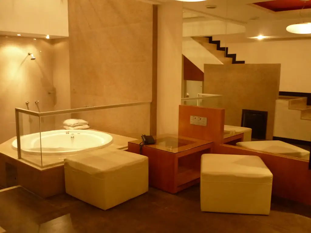 Suite con hidromasaje doble y pantalla gigante en hotel Voitu San Fernando