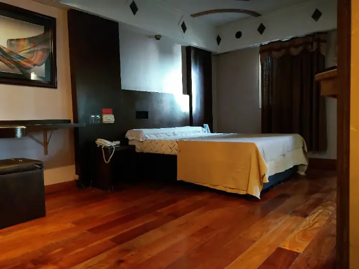 Habitación simple con ambiente íntimo en San Fernando Volver