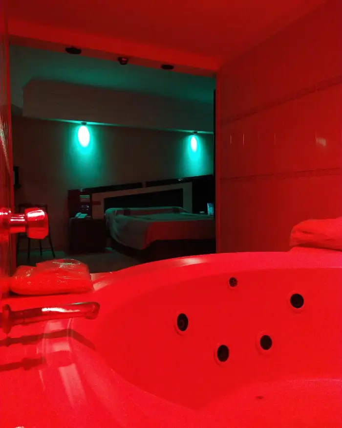 Habitación con decoración temática oriental y cama king en San Fernando