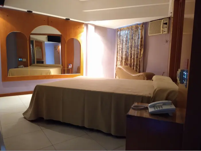 Suite íntima con hidromasaje bajo luz cálida en albergue de San Fernando