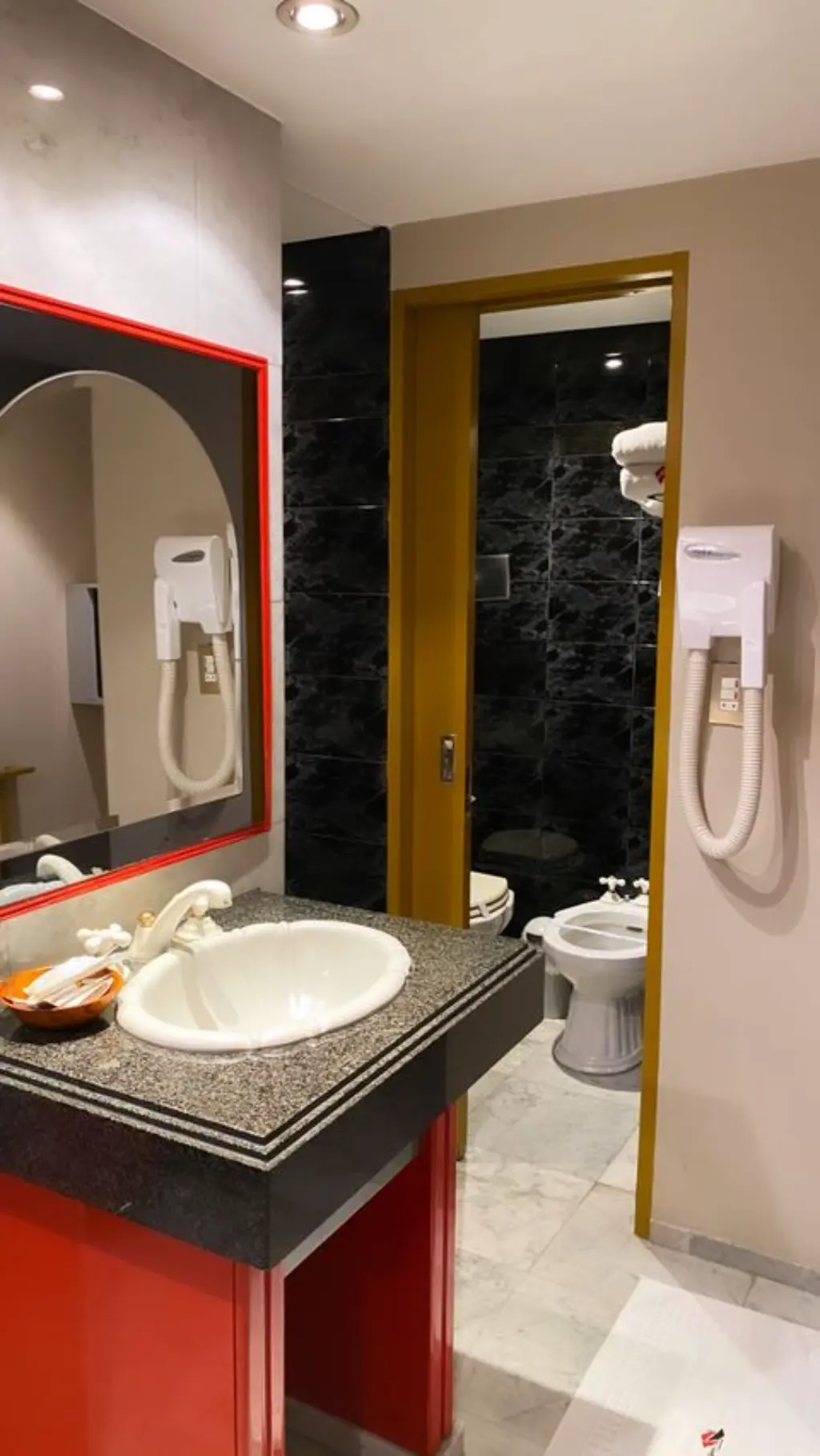 Cochera cerrada y ambiente íntimo en Backgammon