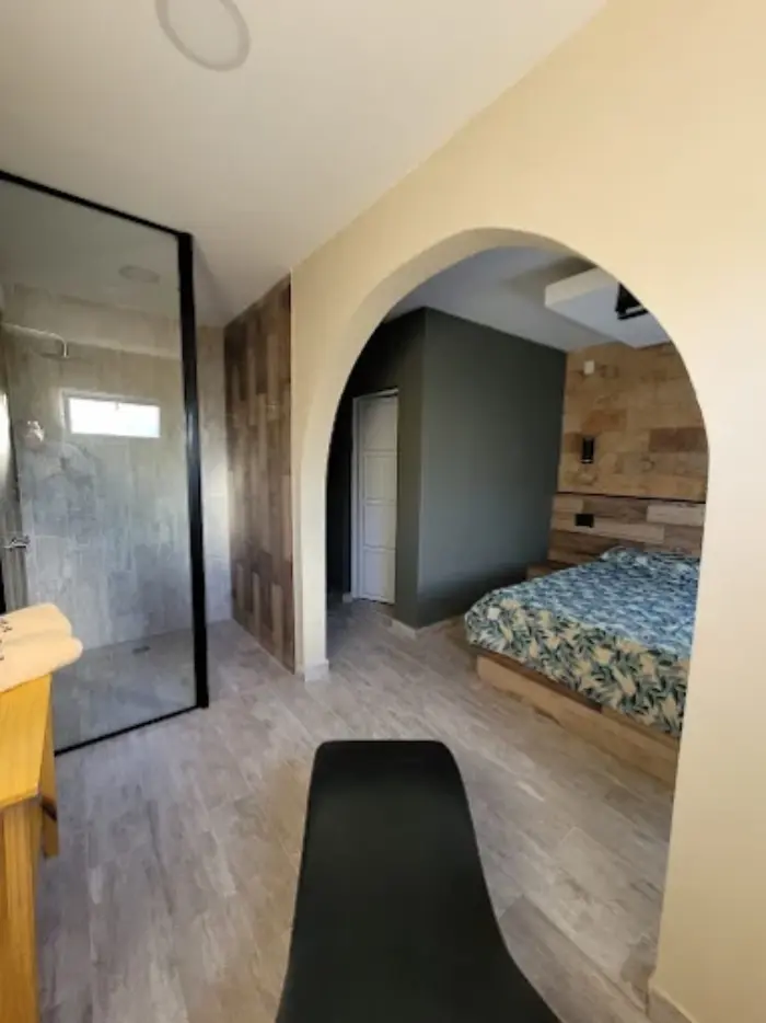 Suite romántica con iluminación tenue en Hotel French, Moreno