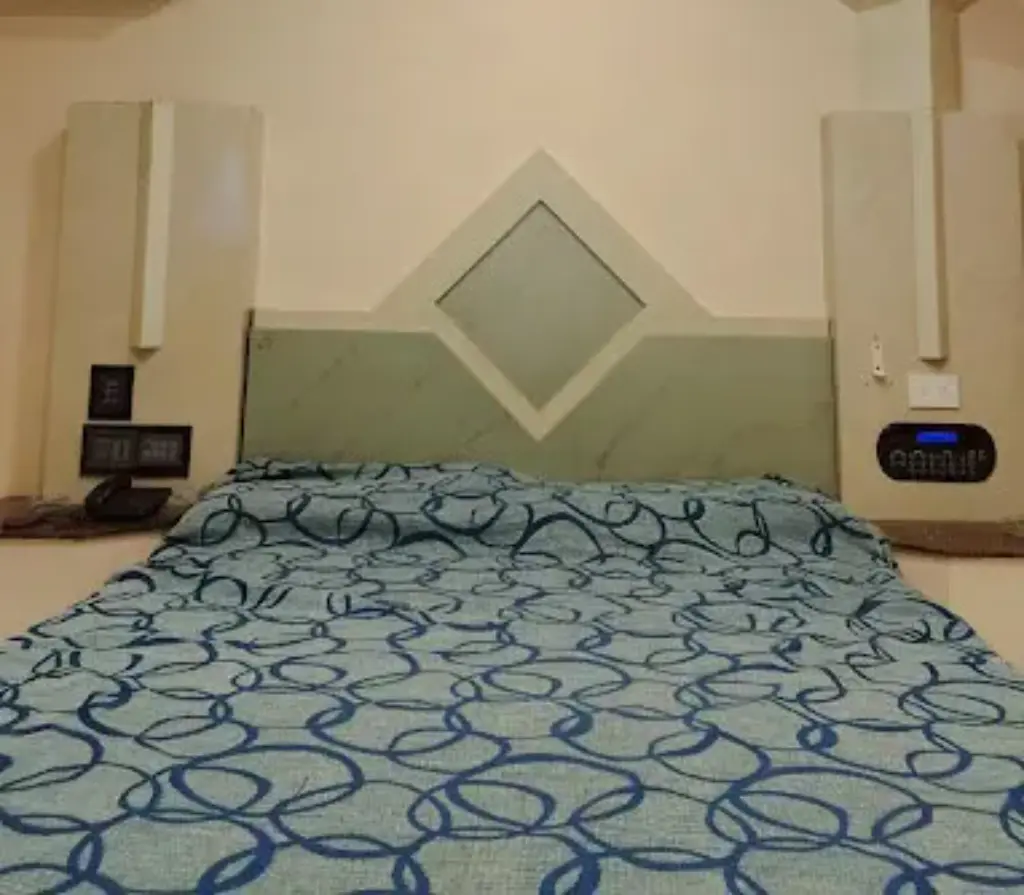 Hotel íntimo con aire y TV en Paso del Rey – Hedonism