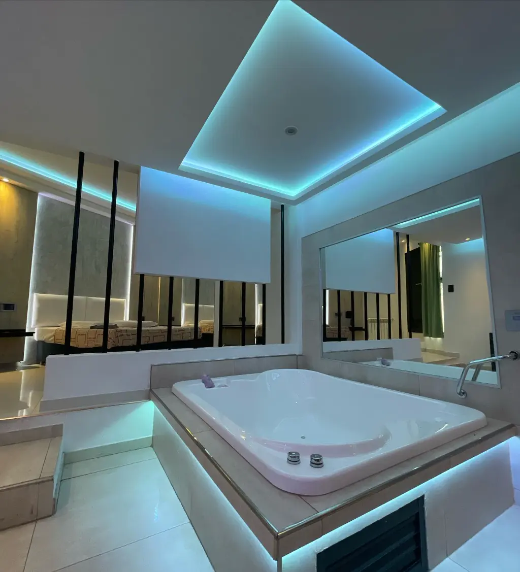 Suite con hidro y luces cálidas en Hotel Horóscopo zona oeste