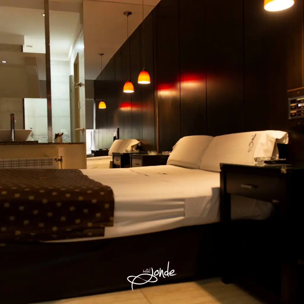 Suite con terraza privada y jacuzzi redondo para parejas en Jonde, zona oeste