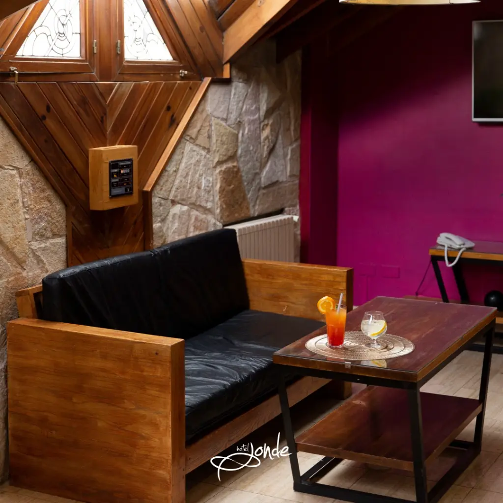 Habitación con luces LED y ambiente romántico en albergue Jonde San Justo