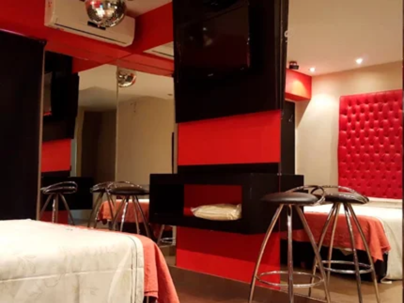 Suite con jacuzzi redondo y luces cálidas para parejas en San Justo