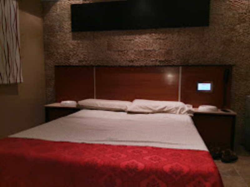 Habitación temática con espejo en el techo y luces LED en Los Verdes Eucaliptos, San Justo