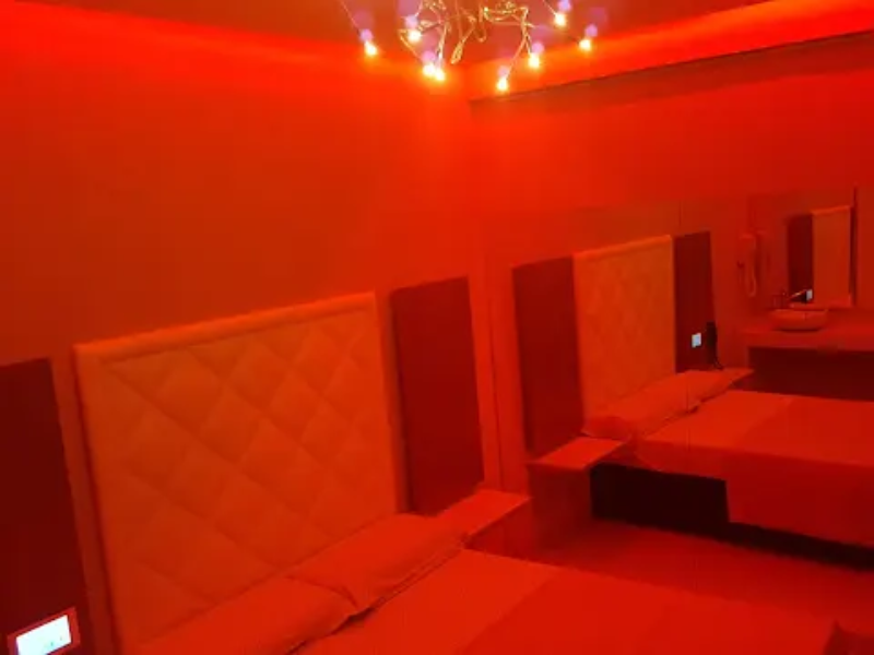 Telo con decoración sensual y espejo en suite para parejas en San Justo