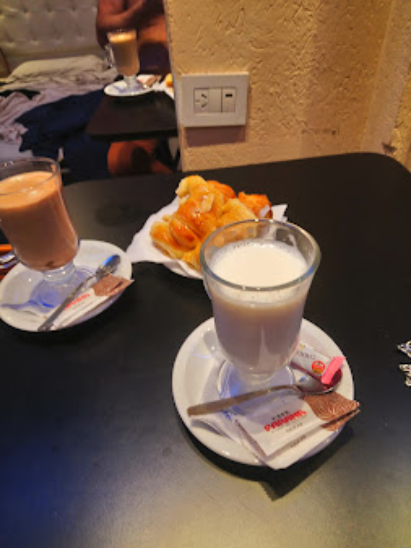 Suite erótica con iluminación tenue y cama temática en San Justo