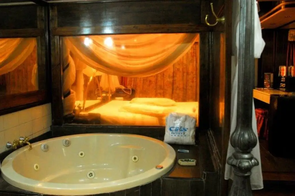 Telo con ambientación íntima y detalles sensuales para escapadas en San Justo