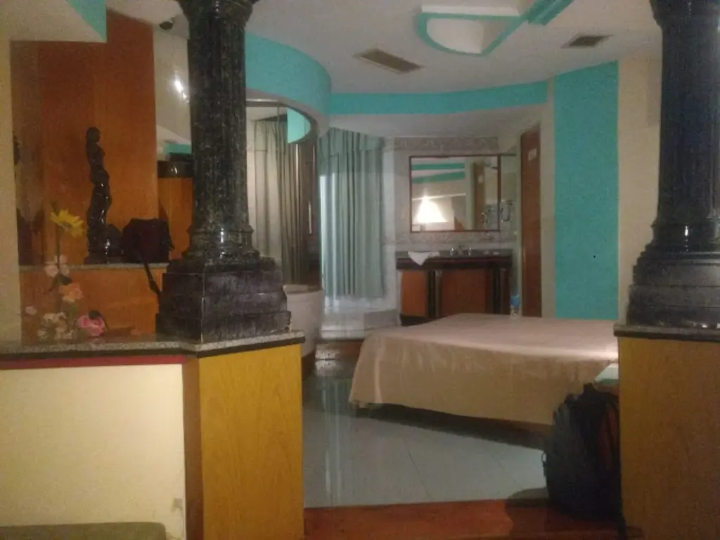 Suite con hidromasaje y luces tenues para escapadas románticas en San Justo