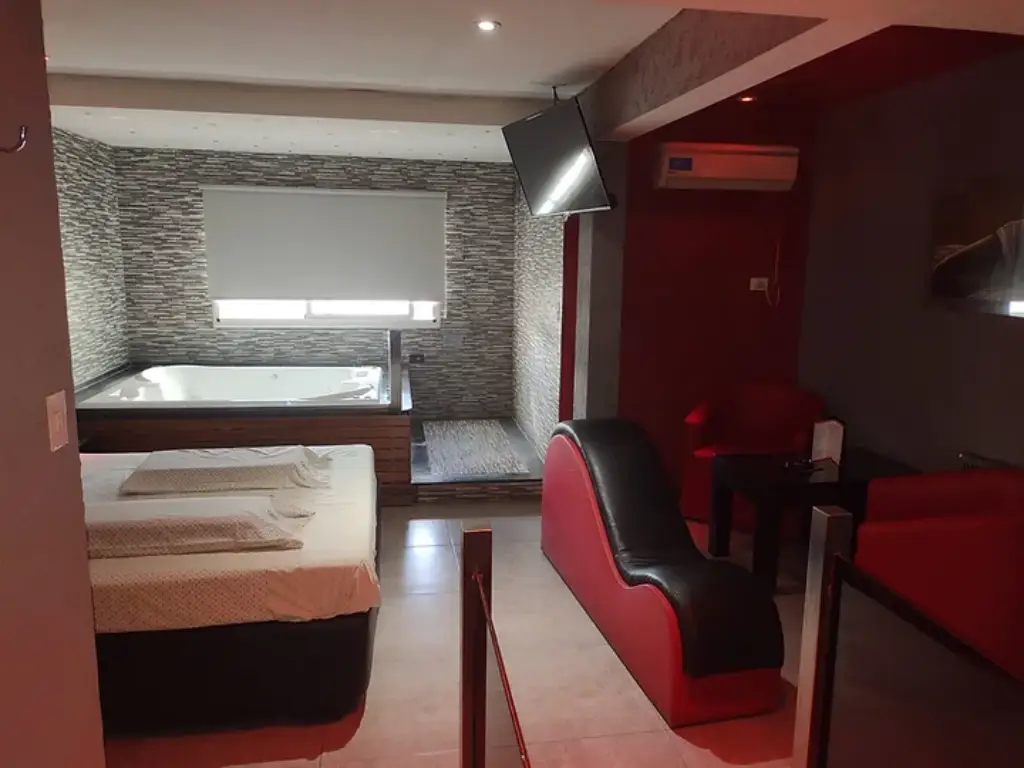 Habitación temática erótica en Morón con cochera privada