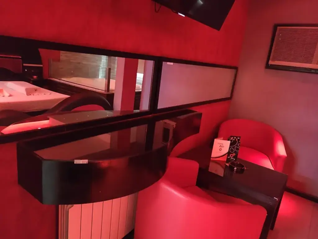 Suite íntima con espejos y luces especiales en Morón