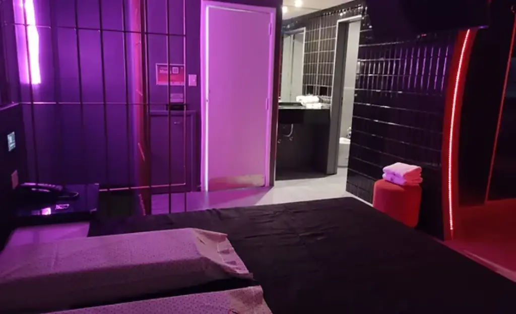 Ambiente erótico con jacuzzi en Morón Hotel Momentos