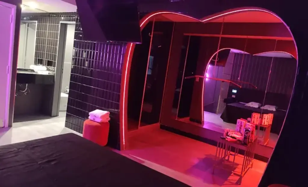 Suite con cochera privada en Hotel Momentos, albergue transitorio en Morón