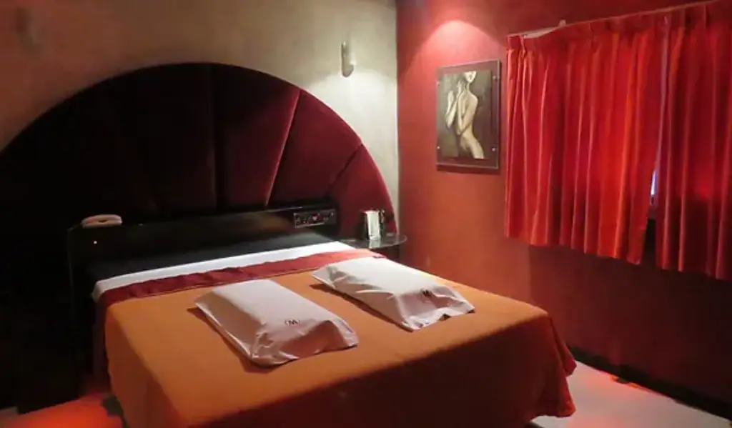 Habitación temática con espejos y luces LED en Telo Momentos Morón