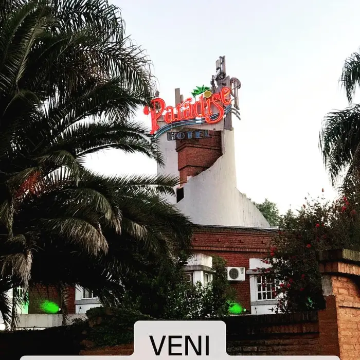 Suite discreta con cochera privada en hotel Paradise, zona Oeste