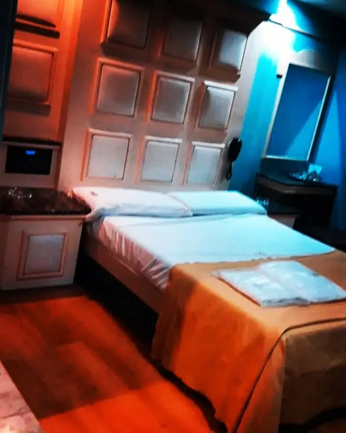 Hotel con acceso privado y suite ambientada para parejas en zona Oeste