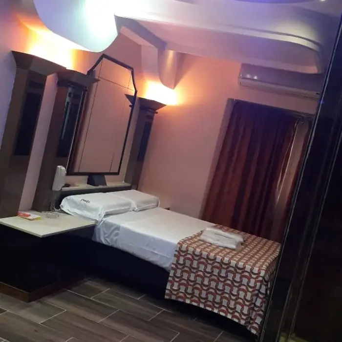 Suite erótica con cochera individual en Paradise, albergue de Moreno