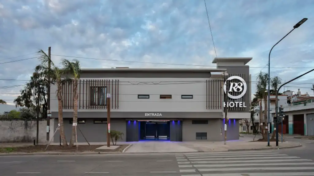 Habitación temática con luces LED en el hotel R8, albergue transitorio en Loma Hermosa