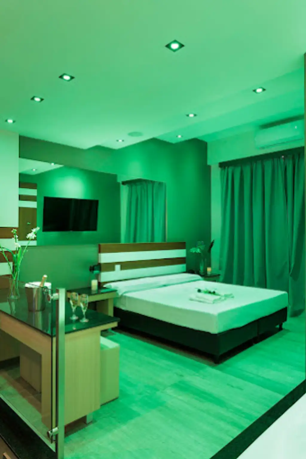 Suite con espejo en el techo en albergue de Loma Hermosa