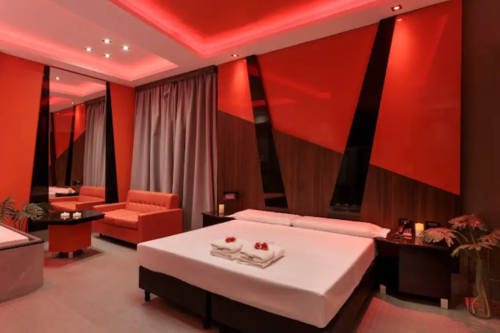 Suite temática con luces LED en hotel R8, albergue transitorio en Loma Hermosa