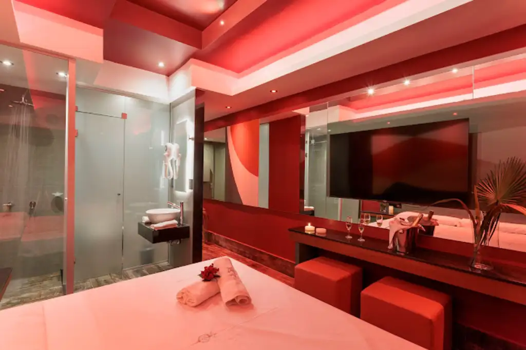 Habitación con espejo en el techo del telo R8 en Loma Hermosa, ideal para escapadas