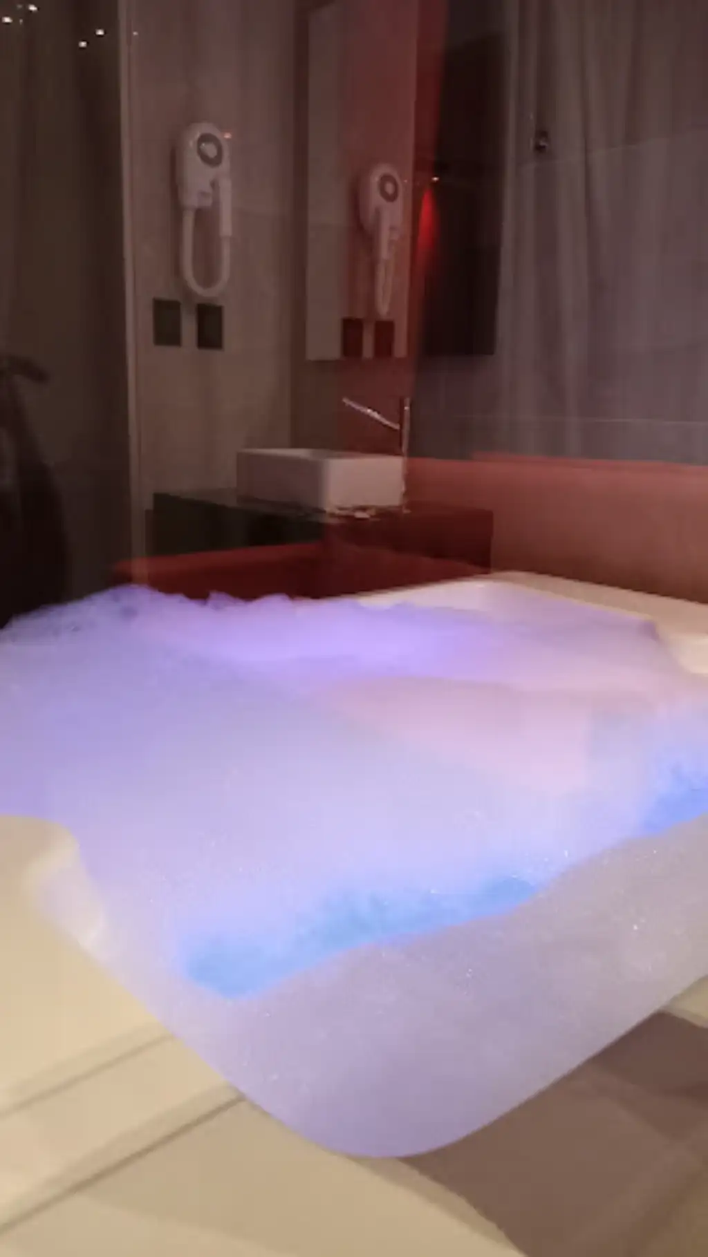 Suite con espejo en el techo en hotel R8, albergue transitorio de Loma Hermosa