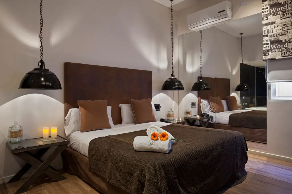 Baño con ducha escocesa en habitación del Hotel Summum Morón