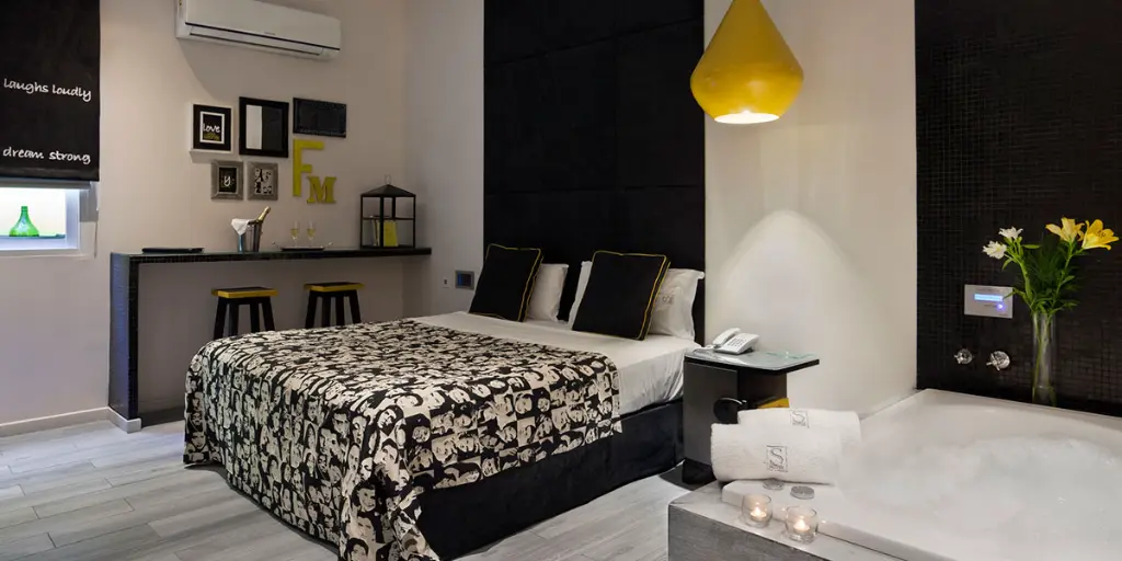 Telo con cochera individual y minibar en Morón – Summum