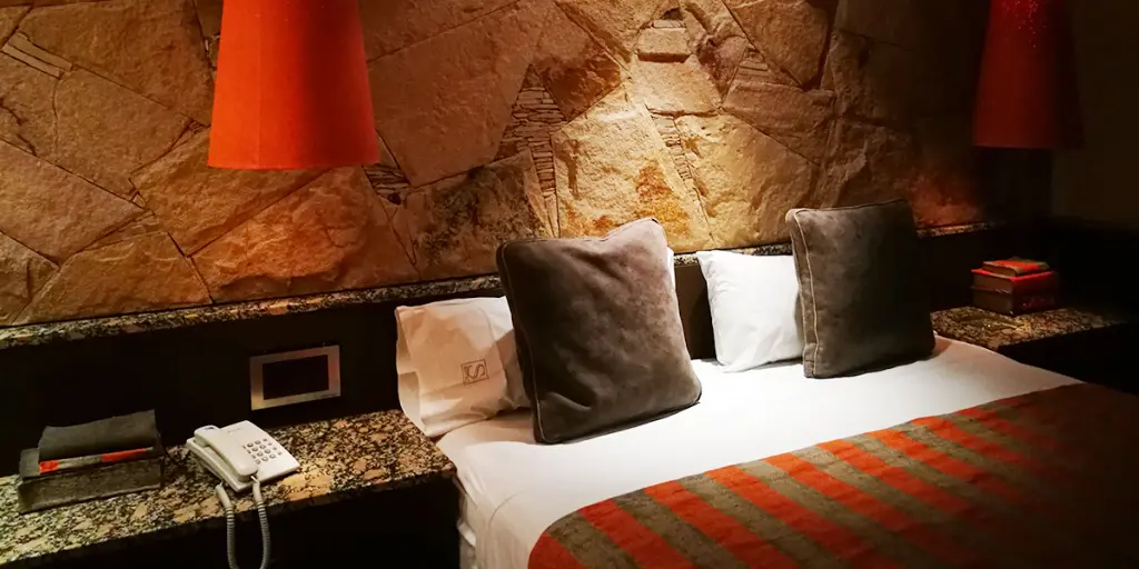 Suite privada con hidromasaje y luces cálidas – Summum Morón