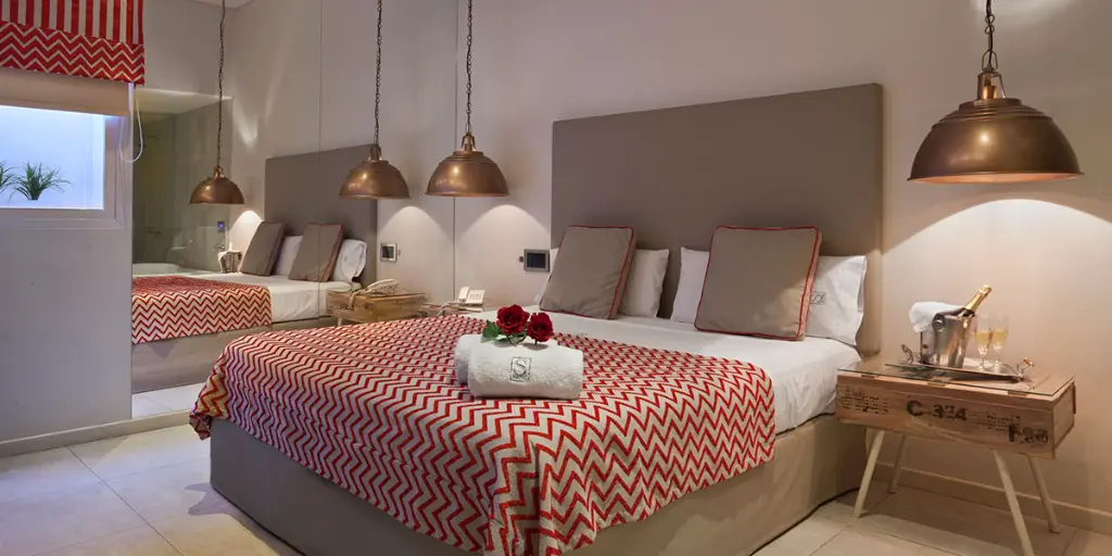 Ducha escocesa con iluminación tenue en Hotel Summum Morón