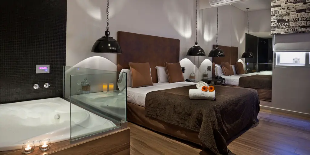 Suite con cochera discreta y minibar en telo de Morón