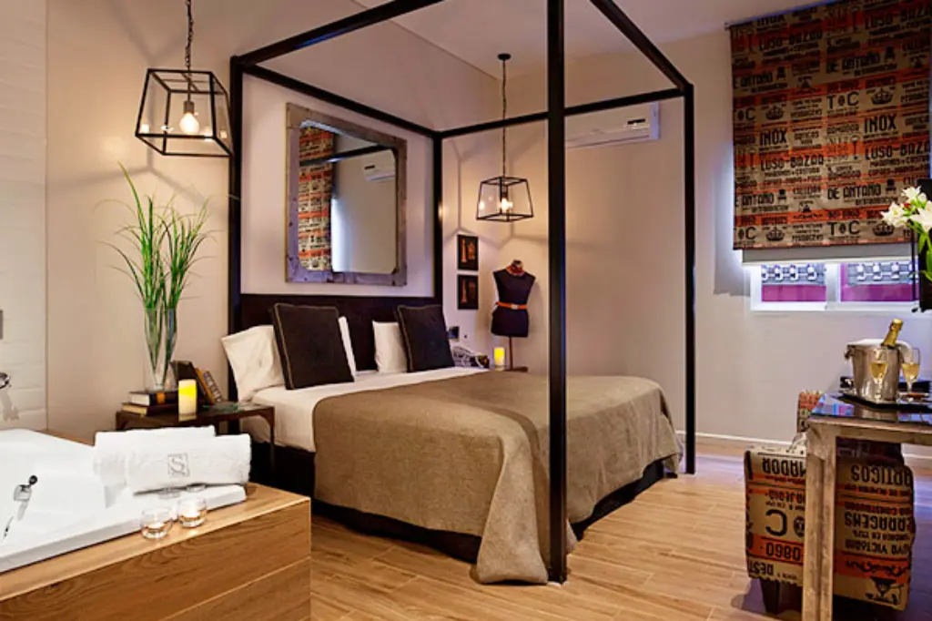 Suite con ducha escocesa y diseño elegante en Hotel Summum Morón