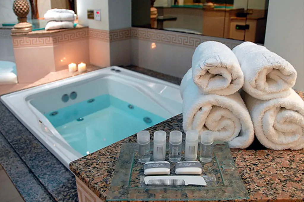 Cochera privada y minibar en telo Summum, ideal para parejas