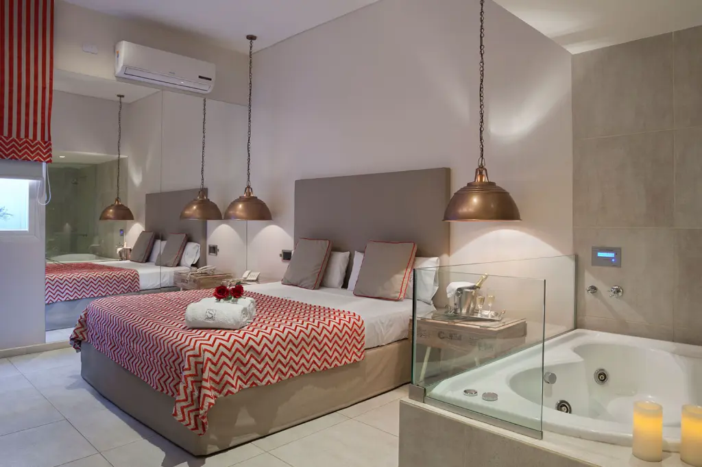 Suite con hidromasaje para parejas en Hotel Summum Morón