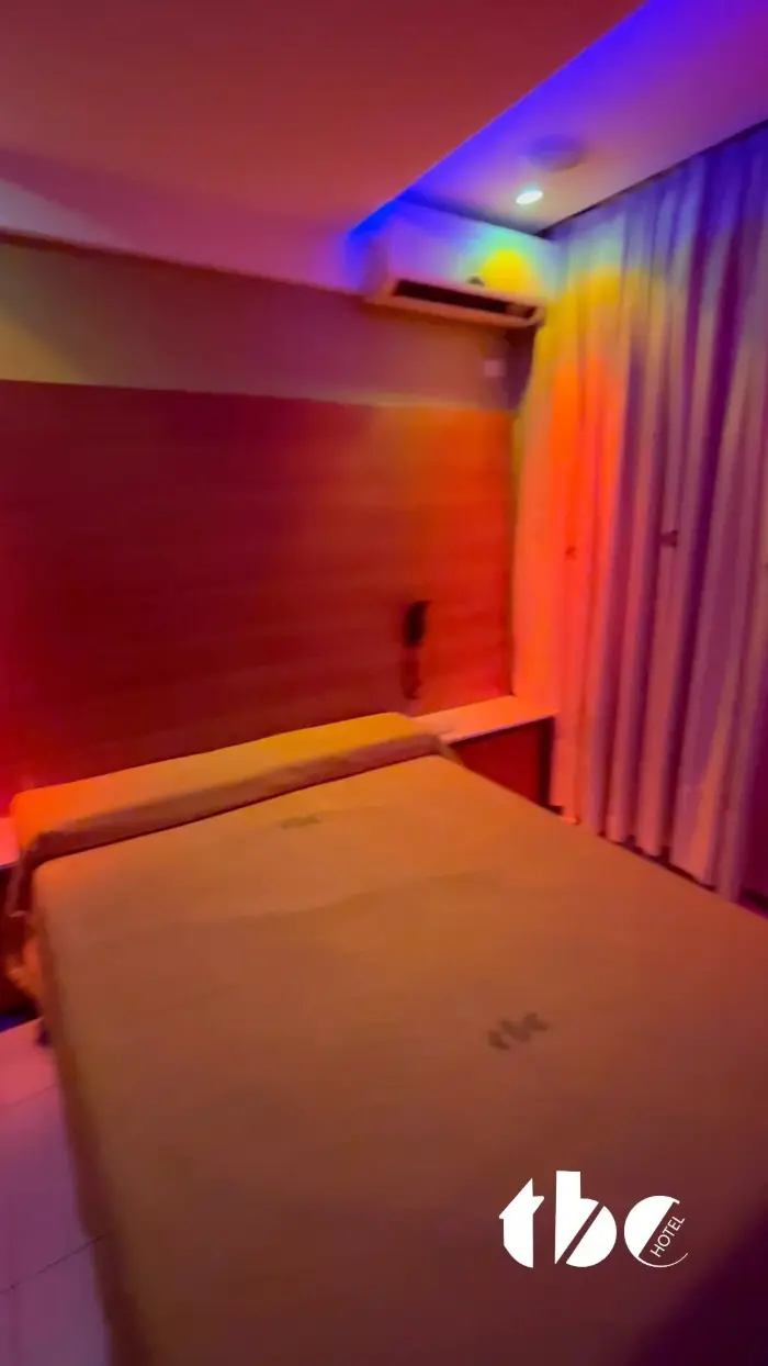 Habitación íntima con espejo en el techo en TBC