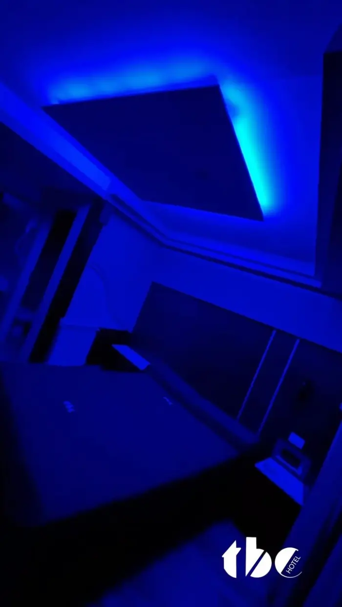 Habitación con luces rojas en el hotel TBC, albergue transitorio en Loma Hermosa